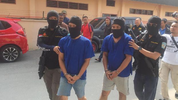 Yossi dan Baktiar yang ditangkap karena menyelundupkan sabu