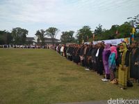 Pakai Baju Adat Sunda, PNS Ikuti Apel Besar HUT Jabar Ke-72
