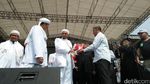 Foto: Massa FPI Simak Pesan Habib Rizieq dari Saudi