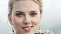 Aktris sensual, Scarlett Johansson juga punya tahi lalat bertengger jelas di pipi kanannya. Foto: Instagra/scarlettjohanssononline