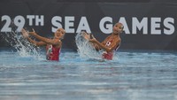 Anisa Feritrianti (kanan) dan Claudia Megawati meriah perak dari nomor duet technical routine putri renang sinkronisasi SEA Games XXIX di National Aquatic Centre, kawasan Stadion Bukit Jalil, Kuala Lumpur, Jumat (18/8/2017). (Wahyu Putro A/Antara Foto)