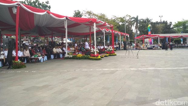 Pakai Baju Adat Sunda, PNS Ikuti Apel Besar HUT Jabar Ke-72