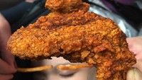 Ada alis dari kentang goreng dengan tambahan sayap ayam goreng yang crispy. Tapi justru terlihat seperti menggunakan wig atau helm yah?Foto: Instagram: FoodBabyNy