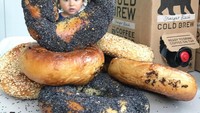 Akun instagram milik Mike Chau ini berisi foto makanan yang unik. Pasalnya dalam fotonya terlihat makanan lezat yang didalamnya ada si kecil yang menggemaskan.Foto: Instagram: FoodBabyNy