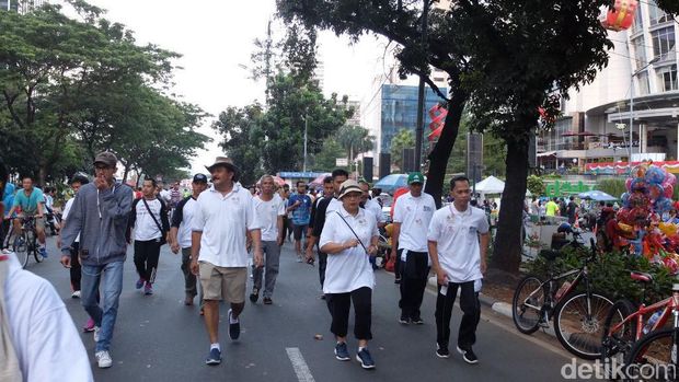 Menlu jalan sehat dan joget Maumere / 