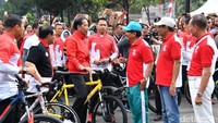 Jokowi tiba di Park and Ride, Jl MH Thamrin, Jakarta Pusat pukul 08.40 WIB. Dia disambut oleh Menteri ATR, Sofyan Djalil. (Foto: Biro Pers Setpres)