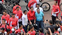 Jokowi juga sempat berfoto bersama warga yang ada di CFD (Foto: Biro Pers Setpres)