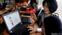 Seorang polwan dari Ditlantas Polda Metro Jaya nampak menemani seorang anak saat memberikan memperkenalkan rambu-rambu lalu lintas di dalam mobil pintar cendikia.