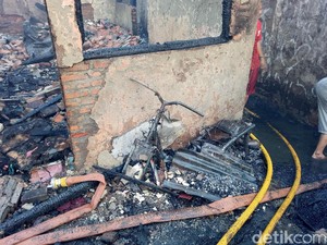 Motor Ludes Terbakar di Kebon Pala, Driver Ojek Online Ini Pasrah