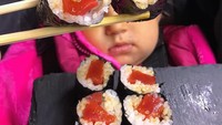 Sepertinya ini sedang berada di restoran sushi. Dua buah sushi dengan isian tuna diapit dengan kedua sumpit. Loh, terlihat seperti menggunakan kacamata ya.Foto: Instagram: FoodBabyNy