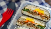 Nasi kepal gaya Korea ini gampang dibuat. Isi nasi dengan abon atau daging tumis, telor dan sayuran lalu balut dengan nori.Foto: Istimewa
