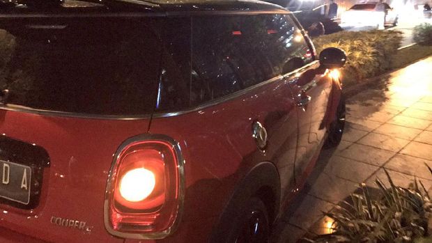 Mini Cooper Tabrak Pembatas Jalan di SCBD, Polisi Turun Tangan