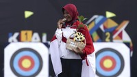Emas ketiga Indonesia di SEA Games 2017 masih dari panahan. Adalah Diananda Choirunisa yang mendonasikan dari nomor recurve peroangan putri.(Wahyu Putro/ANTARA FOTO) 
