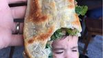 Ini 10 Pose Balita yang Unik Menggemaskan Bersama Makanan Enak