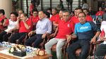 Gubernur BI Higga Pejabat Kemenkeu Pose Bareng Atlet Voli