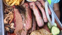 Di saat sedang memesan steak komplet, sang ayah justru jahil memfoto Mattew dengan dua potong kentang goreng yang dijadikan sebagai alis buatan. Unik!Foto: Instagram: FoodBabyNy