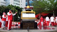 Peresmian dilakukan oleh Menteri PUPR Basuki Hadimuljono dengan membuka selubung kain yang menutupi Prasasti Mesin Penggilas Jalan (Roadrollers atau Stoomwals). Dok. Kementerian PUPR.