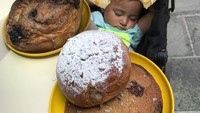 Ketika sang ayah mencicip makanan baru di restora New York, sang ayahpun sering memfoto makanan yang ia pesan dengan kombinasi sang anak. Hasilnya lucu ya!Foto: Instagram: FoodBabyNy
