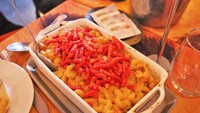Mac n cheese turut dikreasikan di The Spotted Cheetah. Kali ini memakai 3 jenis keju dan 2 jenus Cheetos yaotu white cheddar puffs dan flamin hot chipotle ranch.Foto: Istimewa