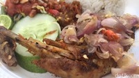 Kalau mau yang lebih pedas, bisa ke gerai Nasi Bali Made. Nasi ayam panggang dengan sambal rawit, lalap, pelecing dan sambal rawit super pedas.Foto: detikfood
