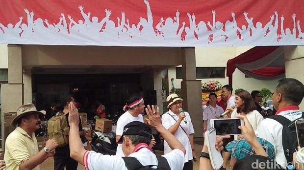 Menlu jalan sehat dan joget Maumere / 