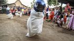 Pakai Helm Bak Pembalap, Anak-anak Ini Adu Cepat Balap Karung