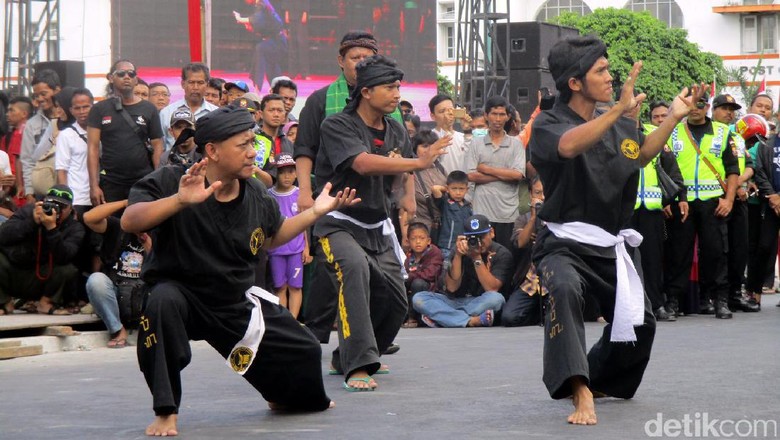 Ribuan Pesilat Unjuk Jurus di Malioboro Ribuan Pesilat Unjuk Jurus di Malioboro
