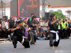 Ribuan Pesilat Unjuk Jurus di Malioboro