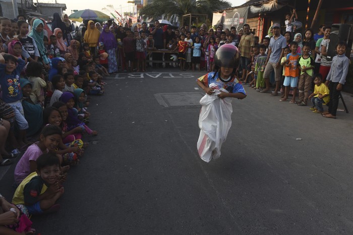 Sejumlah anak mengikuti lomba balap karung di Bulak, Surabaya, Jawa Timur, Jumat (11/8). Kegiatan tersebut diselenggarakan dalam rangka memeriahkan perayaan HUT ke-72 Kemerdekaan Indonesia. ANTARA FOTO/Zabur Karuru/kye/17