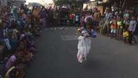 Dari aksi protes itu, lomba balap karung dimainkan.  (Antara Foto)