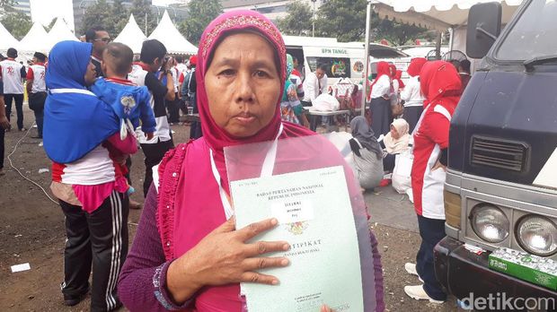 Jinahmi terima sertifikat tanah dari Jokowi / 
