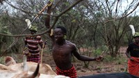 Sapana adalah ritual membunuh banteng bagi lelaki yang ingin dianggap dewasa (Siegfried Modola/Reuters)