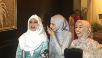 Lepas banget ya ketawa Bella. (Foto: Laudya Cynthia Bella, Zaskia Sungkar dan Shireen Sungkar (Saras/detikHOT)
