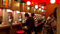 Foto: Inisiatornya adalah Manabu Yoshitomi. Saai kuliah ia mendapati kalau teman-temannya sering duduk di pojokan restoran ramen ketika sedang belajar sendiri. Di Jepang, seseorang akan merasa malu jika ia terlihat sendirian (Facebook/Ichiran Ramen)