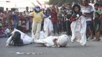 Pakai Helm Bak Pembalap, Anak-anak Ini Adu Cepat Balap Karung