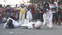 Sejumlah anak mengikuti lomba balap karung di Bulak, Surabaya, Jawa Timur, Jumat (11/8). Kegiatan tersebut diselenggarakan dalam rangka memeriahkan perayaan HUT ke-72 Kemerdekaan Indonesia. ANTARA FOTO/Zabur Karuru/kye/17