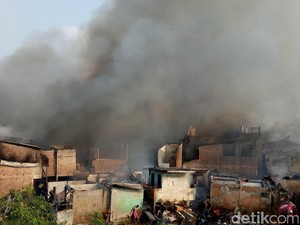 Warga dan Petugas Damkar Masih Berusaha Padamkan Api di Kebon Pala