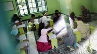 Belasan anak dengan tekun menirukan bacaan Al Quran. Suara dari mulut-mulut mungil mereka terdengar hingga ke luar mushola. Sesekali, mereka terhenti seraya mengeja huruf dibimbing Zulbakri.