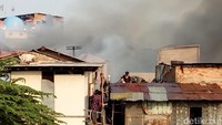 Rumah-rumah yang dilalap si jago merah rata-rata merupakan rumah semi permanen, bermaterialkan seng, kayu, dan triplek. Bangunan-bangunan ini juga ikut dihancurkan warga sendiri supaya tidak menjadi sarana perembetan api. / Foto: Muhammad Fida Ul Haq/detikcom