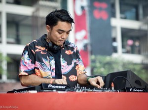Dipha Barus Suka Ngopi Sambil Ngemil Singkong Rebus