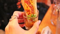 Ada juga keju panggang dengan Cheetos yang disajikan dalam gelas berisi sup tomat. Tak lupa pelengkap bacon, keju cheddar dan Cheetos cheddar jalapeno.Foto: Istimewa