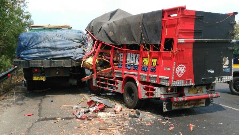  Truk  Kecelakaan  di  Tol Jakarta Cikampek KM 53