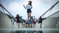 Dengan lantai kaca transparan, pengunjung yang melintas di atasnya, bisa langsung melihat pemandangan Taman Zhangjiajie. Dok. CNN.