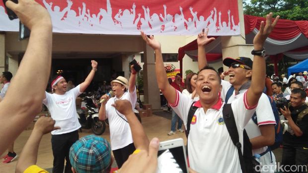 Menlu jalan sehat dan joget Maumere / 