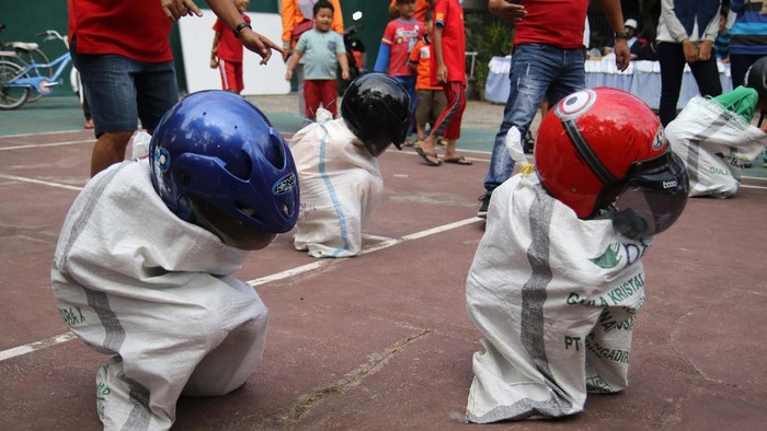 Sejumlah anak mengikuti lomba balap karung di Bulak, Surabaya, Jawa Timur, Jumat (11/8). Kegiatan tersebut diselenggarakan dalam rangka memeriahkan perayaan HUT ke-72 Kemerdekaan Indonesia. ANTARA FOTO/Zabur Karuru/kye/17