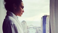 Foto: Saat mengunggah foto traveling, Gal Gadot kebanyakan menulis satu dua kata, atau satu kalimat saja. Kalaupun menulis lokasi tidak spesifik, seperti di foto ini yang captionnya Chicago memoirs. Tak ada lanjutan di hotel mana atau di objek wisata apa (gal_gadot/Instagram)