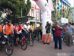 Minggu Pagi, Darmin Selenggarakan Sepeda Santai