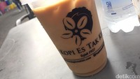 Area Summarecon Mal Serpong yang cukup hangat bisa membuat Anda haus. Anda penyuka kopi bisa mampir ke gerai Kopi Tak Kie, kopi legendaris dari Jakarta. Ada kopi susu dingin dan panas atau kopi pahit.Foto: detikfood