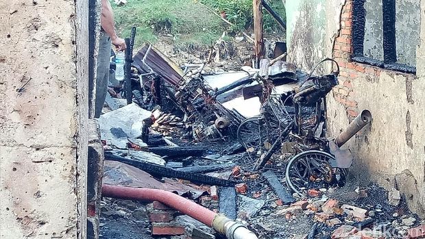 Rumah yang terbakar di Kebon Pala / 