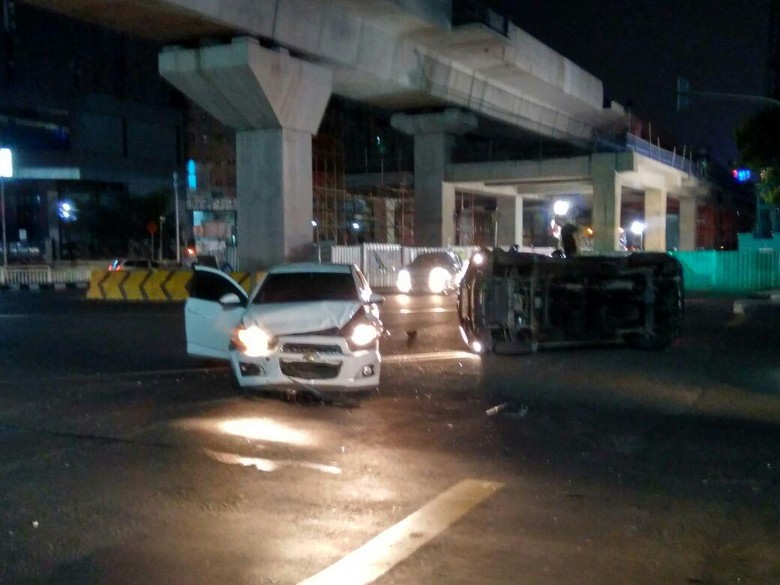 Dua Mobil Adu Banteng di Perempatan Jalan Sisingamangaraja Blok M Dua Mobil Adu Banteng di Perempatan Jalan Sisingamangaraja Blok M